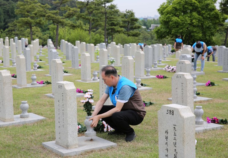 현충원 쓸고 묘비 닦고..허연수 GS리테일 부회장 등 호국의달 봉사