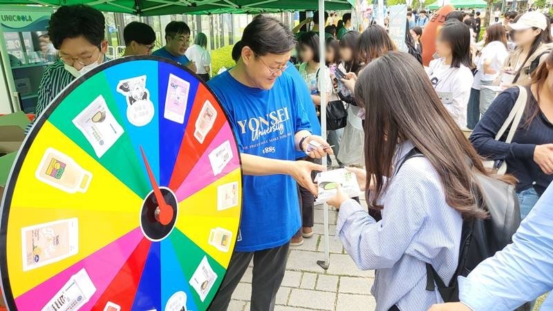 CU는 지난 22일 고려대, 연세대를 차례로 방문해 △연세우유 말차생크림빵 △고대1905 사과잼페스츄리 △연세우유 티라미수생크림컵 등 10여종 상품을 전달했다. CU 제공.