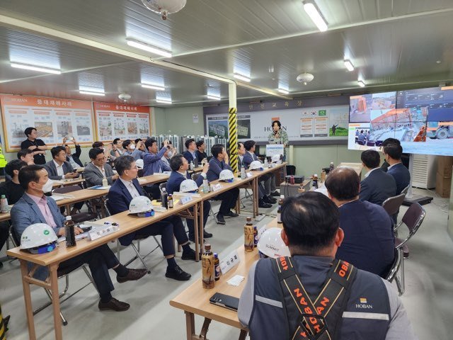 국내 첫 건설 분야 이음5G 실증 시연회 현장 모습 (과기정통부 제공)