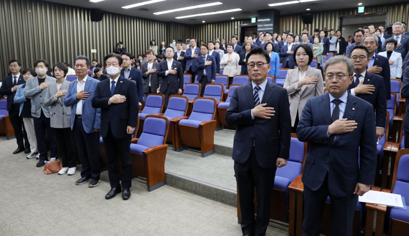 민주 의총서 “개딸, 청년 정치인 그만 공격해야”…도 넘는 적대감 표출 자제