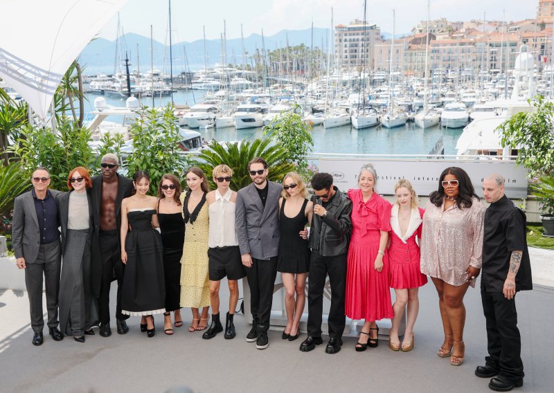 23일(현지시간) 제76회 칸 국제영화제가 열리고 있는 프랑스 남부 소도시 칸 ‘팔레 데 페스티발’(Palais des Festival)에서 열린 HBO ‘디 아이돌’(The Idol) 포토콜 행사에서 제니(왼쪽 네번째)와 출연진들이 포즈를 취하고 있다. 2023.5.23/뉴스1 ⓒ News1 이준성 기자