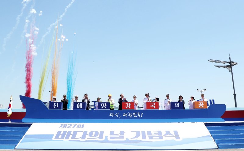 지난해 5월31일 부산 국제여객터미널 크루즈부두에서 열린 제27회 바다의 날 기념식에서 대한민국호 신해양강국 출항식 퍼포먼스를 하고 있다.(대통령실사진기자단)