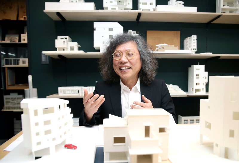 임형남 새건축사협의회장(가온건축 대표)이 19일 서울 강남구 가온건축사무소 사무실에서 열린 뉴스1과의 인터뷰에 앞서 포즈를 취하고 있다. 인터뷰 대담=김희준 건설부동산부 부장, 정리= 최서윤 기자.. 2023.5/19 ⓒ News1 권현진 기자