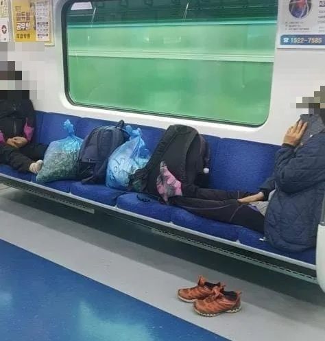 지하철 7인석을 두 명이 차지한 모습 / 온라인 커뮤니티