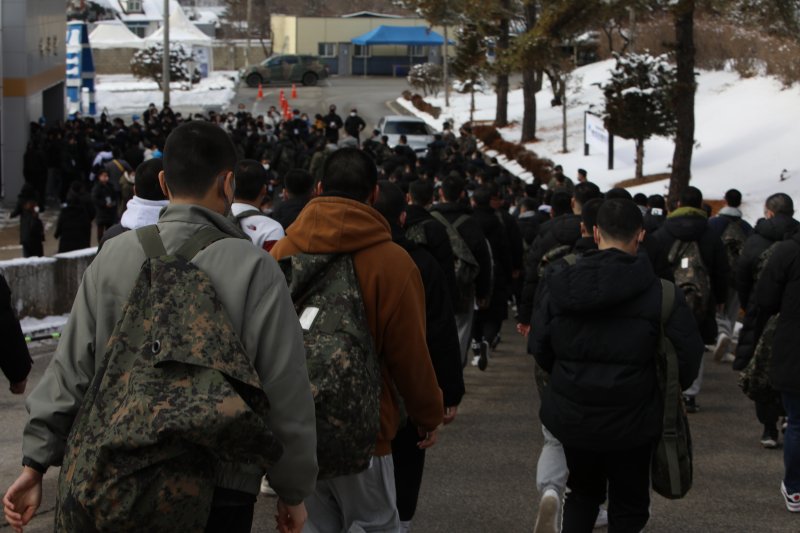 올해 1월 16일 오후 계묘년 새해 첫 육군 신병교육대에 입소한 신병들이 강원도 양구군 육군 제21보병사단(백두산부대) 신병교육대에서 입소식이 열릴 백두관으로 이동하고 있다. 신병 187명은 6주간 개인화기사격, 화생방, 정신전력교육, 각개전투, 20㎞ GOP 산악행군 등 병 기본훈련 과제 위주의 강도 높은 군사훈련을 받고 18개월간 복무를 하게 될 부대로 배치된다. 사진=뉴시스