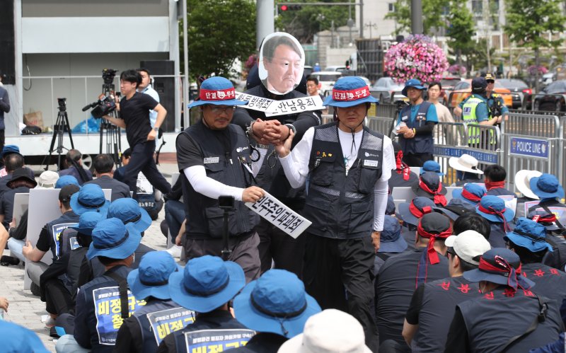[서울=뉴시스] 황준선 기자 = 25일 오후 서울 용산구 대통령집무실 앞에서 전국금속노동조합 조합원들이 윤석열 정권 퇴진 촉구 결의대회를 열고 윤석열 대통령 규탄 퍼포먼스를 하고 있다. 2023.05.25. hwang@newsis.com