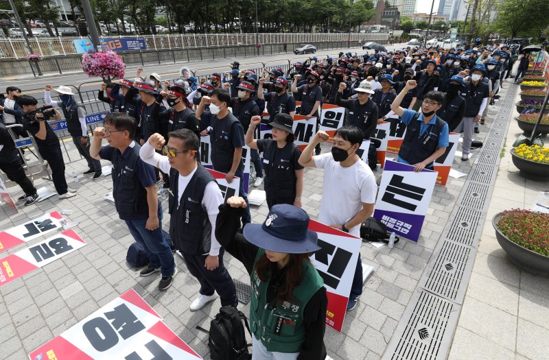 [서울=뉴시스] 황준선 기자 = 25일 오후 서울 용산구 대통령집무실 앞에서 전국금속노동조합 조합원들이 윤석열 정권 퇴진 촉구 결의대회를 하고 있다. 2023.05.25. hwang@newsis.com