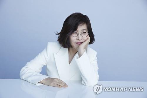 '횡령 혐의' 가수 이선희, 12시간 경찰조사 후 귀가