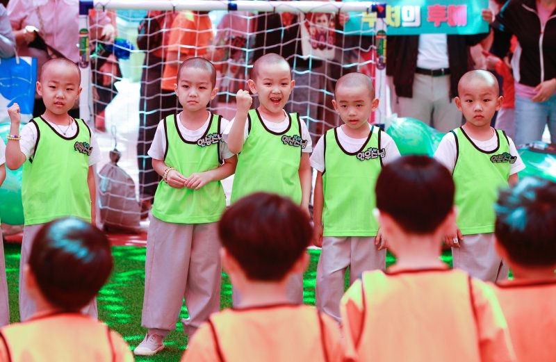 동자승들과 선재 어린이집 원아들이 24일 서울 종로구 조계사에서 열린 '제1회 천진불배 어린이 축구대회'에서 파이팅을 외치고 있다. 2023.5.24/뉴스1 ⓒ News1 안은나 기자