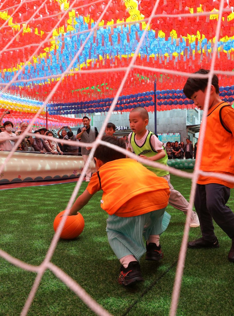 동자승들과 선재 어린이집 원아들이 24일 서울 종로구 조계사에서 열린 '제1회 천진불배 어린이 축구대회'에서 열띤 경기를 펼치고 있다. 2023.5.24/뉴스1 ⓒ News1 안은나 기자