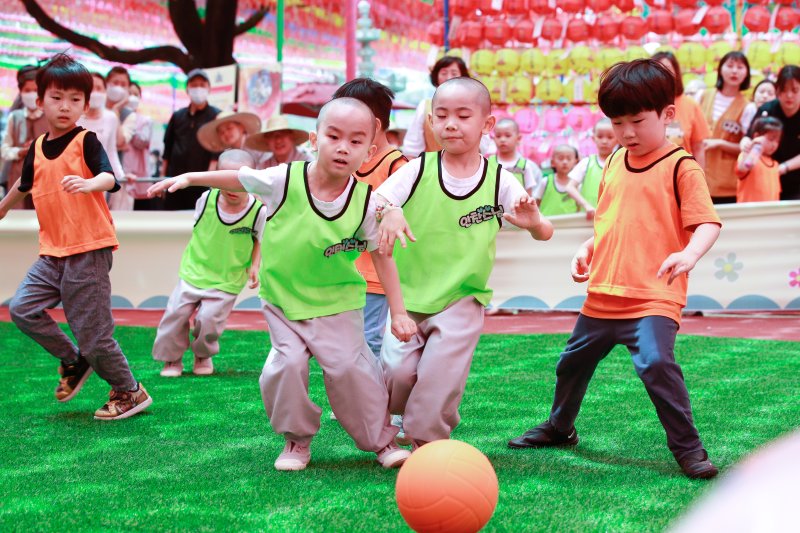 동자승들과 선재 어린이집 원아들이 24일 서울 종로구 조계사에서 열린 '제1회 천진불배 어린이 축구대회'에서 열띤 경기를 펼치고 있다. 2023.5.24/뉴스1 ⓒ News1 안은나 기자