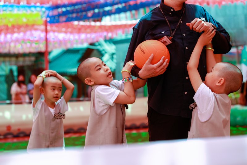 동자승들이 24일 서울 종로구 조계사에서 '제1회 천진불배 어린이 축구대회'에 참가하기 전 잔디에서 스태프를 향해 놀아달라고 조르고 있다. 2023.5.24/뉴스1 ⓒ News1 안은나 기자