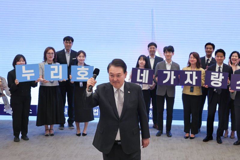 용산도 들썩..자유홀 들락날락 尹 "정말 벅차다"[누리호 3차발사 성공]