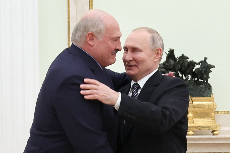 1박2일 일정으로 5일(현지시간) 러시아에 방문한 알렉산드르 루카셴코(왼쪽) 벨라루스 대통령이 블라디미르 푸틴 러시아 대통령과 만나 포옹을 하고 있다. 2023.4.5 ⓒ 로이터=뉴스1 ⓒ News1 정윤미 기자