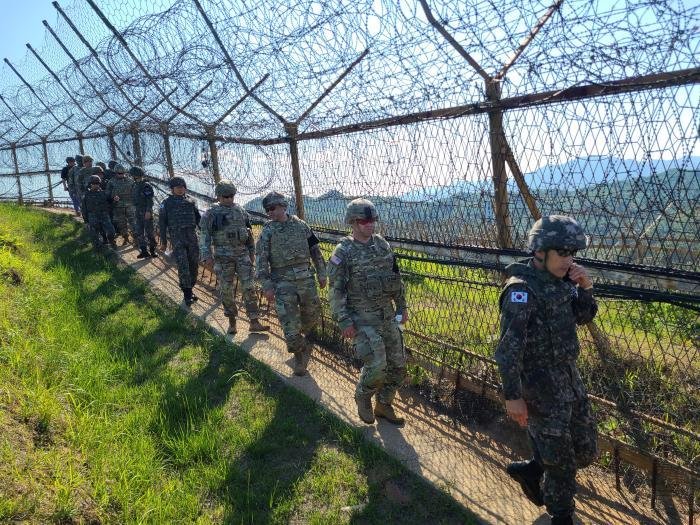 한미 양국 군이 비무장지대(DMZ) 경계철책선을 둘러보고 있다. 사진=합동참모본부 제공