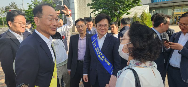 이성해 대광위원장(왼쪽부터)과 오후석 경기도 행정2부지사, 김병수 김포시장이 70번 버스를 이용해 김포공항역에서 하차한 김포시민과 대화를 나누고 있다. 사진=노진균 기자