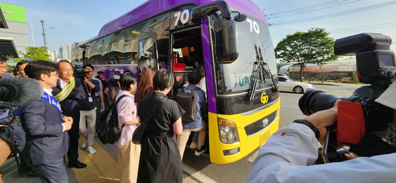 경기 김포시 풍무 정류장에서 경기도의 지원으로 꾸며진 70번 버스에 탑승하는 시민들. 사진=노진균 기자