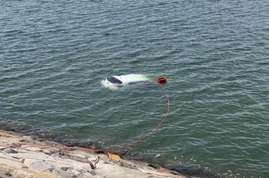 인천 앞바다에 SUV 추락사고..母子 사망