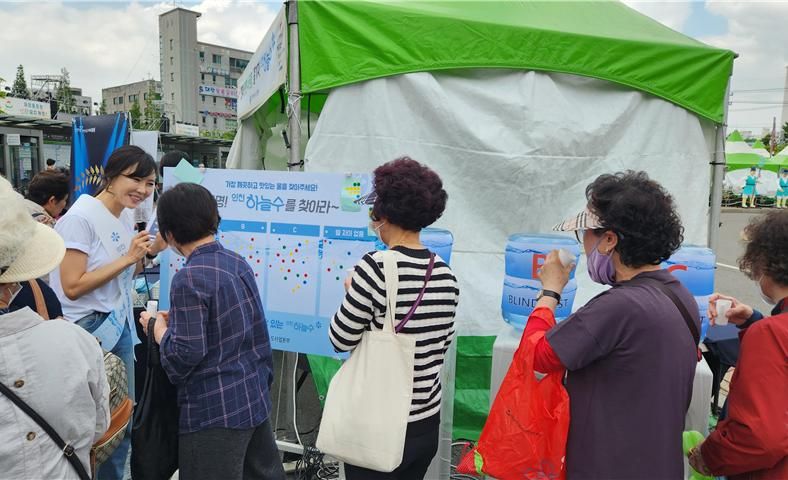 인천시는 지난 19일 동인천역 북광장에서 열린 ‘제34회 화도진축제’에서 시민 2000여 명을 대상으로 블라인드 테스트로 맛있는 물을 조사하고 있다.