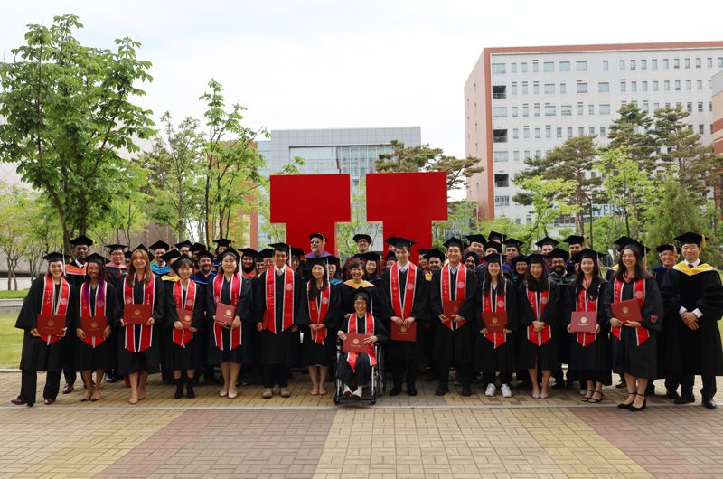 유타대학교 아시아캠퍼스 학생들이 25일 졸업식을 마친 뒤 교수들과 기념사진을 촬영하고 있다.