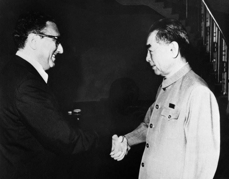 닉슨 대통령 때인 1971년 헨리 키신저 대통령 특별보좌관과 중국의 2인자 저우언라이 중국 총리와의 비밀회담 당시 악수하는 모습. AFP연합뉴스