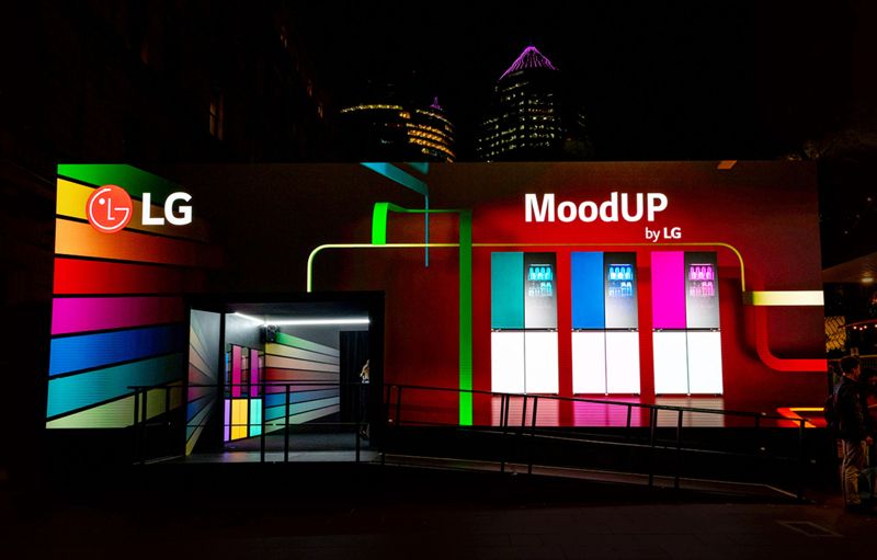 비비드 시드니(Vivid Sydney) 2023 공식파트너로 참가한 LG전자가 축제 현장에 꾸민 'MoodUp by LG' 전시관 LED 디스플레이에서 LG 디오스 오브제컬렉션 무드업 냉장고 색상을 활용한 3D 그래픽 콘텐츠가 상영되고 있다. LG전자 제공
