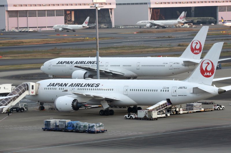 일본 도쿄 하네다 공항 활주로에 계류중인 일본항공(JAL) 비행기들. 뉴시스