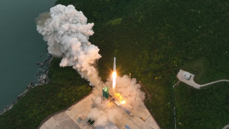 한국형 우주발사체 누리호(KSLV-Ⅱ)가 25일 오후 전남 고흥군 나로우주센터에서 발사되고 있다. 누리호는 2021년 10월21일 1차, 2022년 6월21일 2차 발사가 이뤄졌다. 1, 2차 발사가 성능 검증을 위한 목적이었다면 이번 3차 발사는 처음으로 실용 위성을 우주로 데려가는 실전이다. 이번에 실려 가는 위성은 차세대소형위성 2호(카이스트 인공위성연구소), 도요샛 4기(천문연), LUMIR-T1(루미르), JAC(져스텍), KSAT3U(카이로스페이스) 등 총 8개다. (항공우주연구원 제공) 2023.5.25/뉴스1 ⓒ Ne