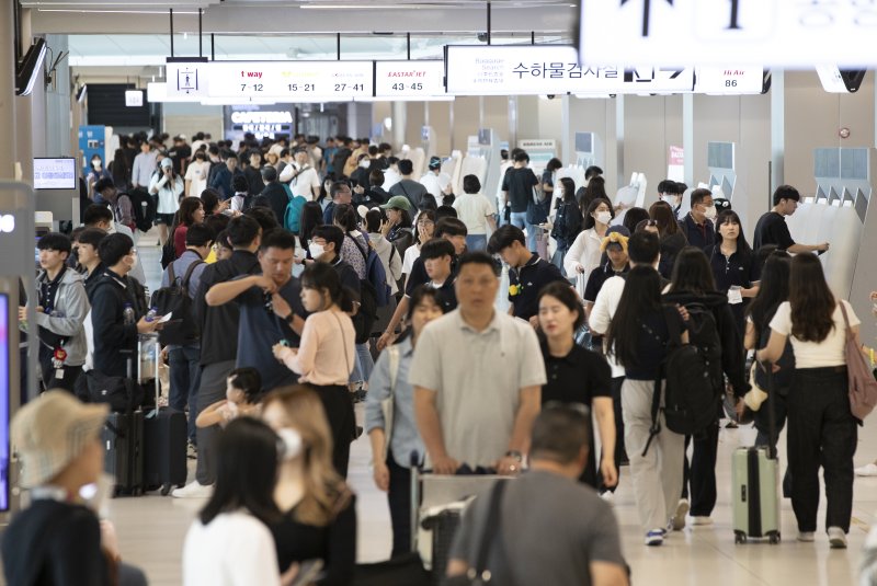 [서울=뉴시스] 김근수 기자 = 석가탄신일 연휴를 하루 앞둔 26일 서울 강서구 김포공항 국내선 출국장이 여행객들로 붐비고 있다. 2023.05.26. ks@newsis.com <저작권자ⓒ 공감언론 뉴시스통신사. 무단전재-재배포 금지.> /사진=뉴시스화상