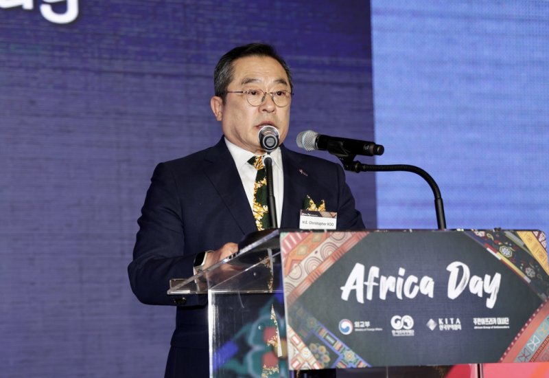 한국무역협회는 25일 서울 포시즌스 호텔에서 외교부 및 한-아프리카 재단과 공동으로 '2023 한-아프리카 비즈니스 서밋' 및 공식 만찬을 개최했다. 공식 만찬에서 구자열 무협 회장이 인사말을 하고 있다. 무협 제공