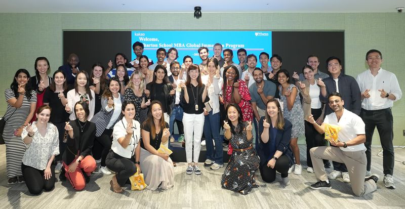 지난 25일 미국 펜실베니아대 경영대학원 와튼스쿨의 MBA 과정 연구생과 교수 40여명이 한국의 혁신적인 디지털 생태계를 연구하기 위해 경기 성남시 카카오 판교오피스를 방문한 후 기념사진을 찍고 있다. 카카오 제공