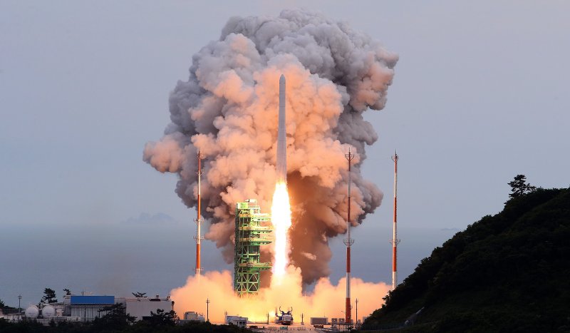 한국형 우주발사체 누리호(KSLV-Ⅱ)가 25일 오후 전남 고흥군 나로우주센터에서 발사되고 있다. ⓒ News1 이재명 기자