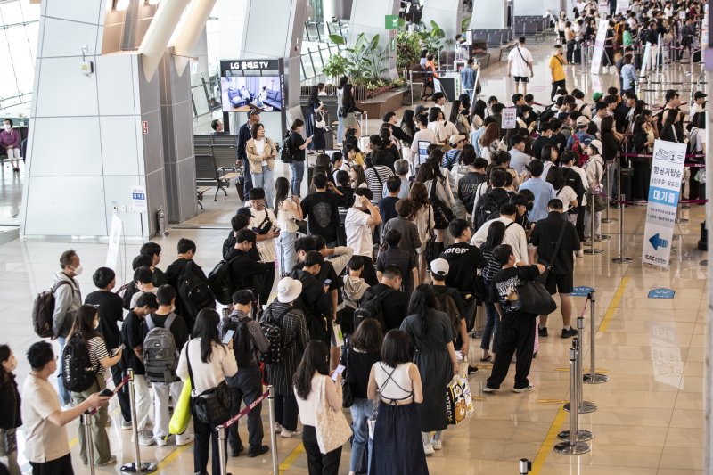 석가탄신일 연휴를 하루 앞둔 지난달 26일 서울 김포공항 국내선 출국장에 여행객들로 붐비고 있다. 뉴시스 제공