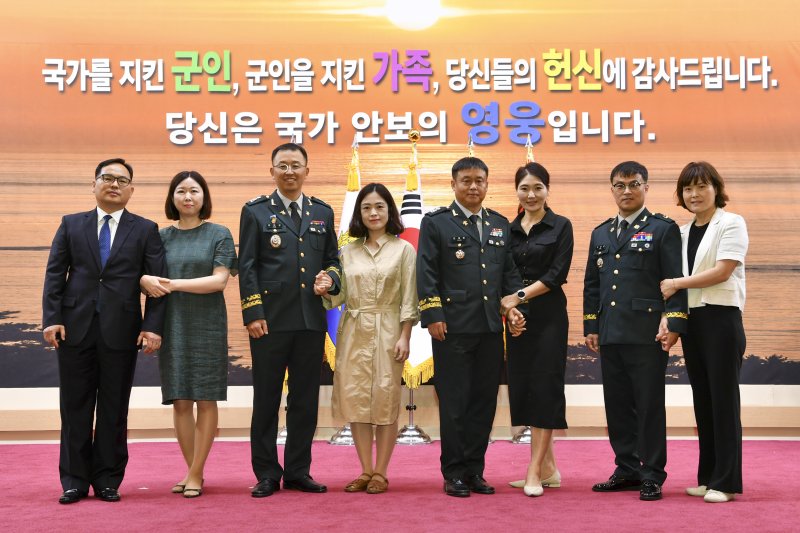 26일 계룡대에서 열린 '23년 자랑스러운 육군 가족상 시상식'에 참석한 수상자들이 기념사진을 찍고 있다. 왼쪽부터 2군단 정보통신단 김영명 주무관과 아내 신희정씨, 22사단 김지상 중령과 아내 차아련 씨, 전투지휘훈련단 최재봉 중령과 아내 이정숙 씨, 1군지원사령부 조정환 준위와 아내 김영미 씨. 사진=육군 제공