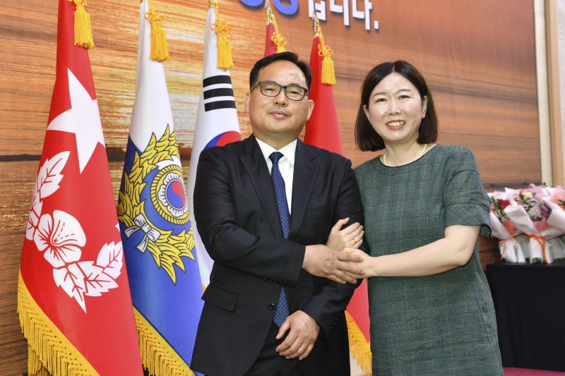 26일 충남 계룡대에서 열린 '2023년 자랑스러운 육군 가족상 시상식'에 참석한 2군단 정보통신단 김영명 주무관(왼쪽)과 아내 신희정씨. 사진=육군 제공