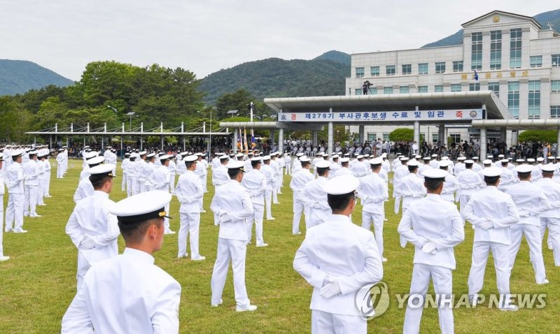 제279기 해군 부사관 후보생 임관식 (창원=연합뉴스) 26일 경남 창원시 진해구 해군교육사령부에서 제279기 해군 부사관 후보생 임관식이 열리고 있다. 2023.5.26 [해군 제공. 재판매 및 DB 금지] image@yna.co.kr (끝)