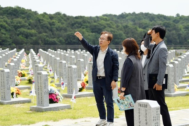 황원채 대전현충원장이 26일 묘역 및 시설물 점검을 하고 있다. (대전현충원 제공)/뉴스1