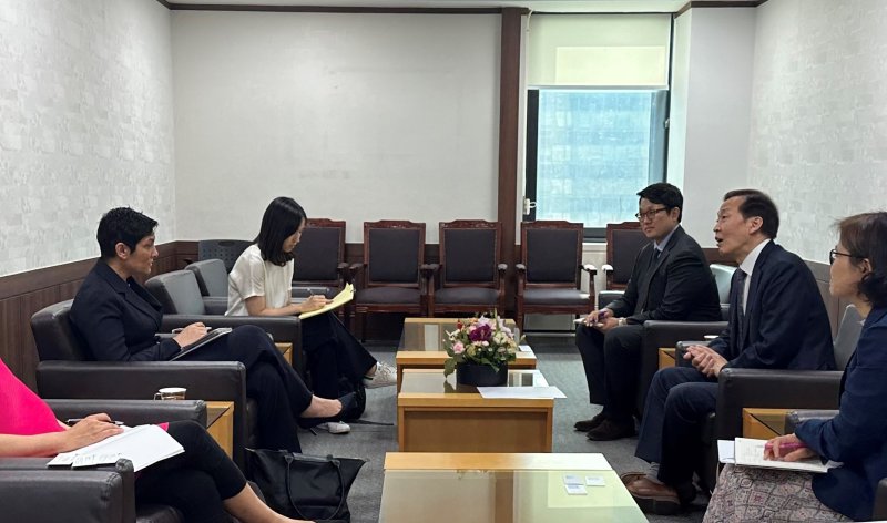 티라나 하산 휴먼라이츠워치(HRW) 대표가 26일 김기웅 통일부 차관을 예방했다. (통일부)