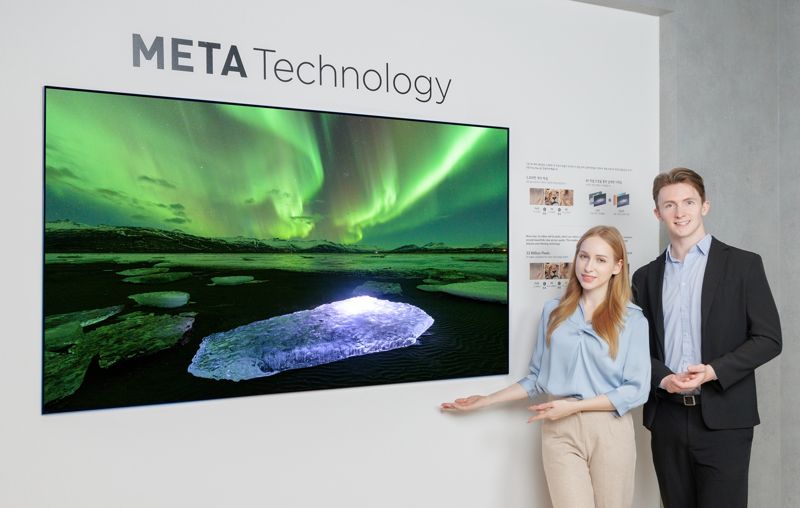 LG디스플레이 모델이 '메타 테크놀로지'가 적용된 3세대 OLED TV 패널을 소개하고 있다. LG디스플레이 제공