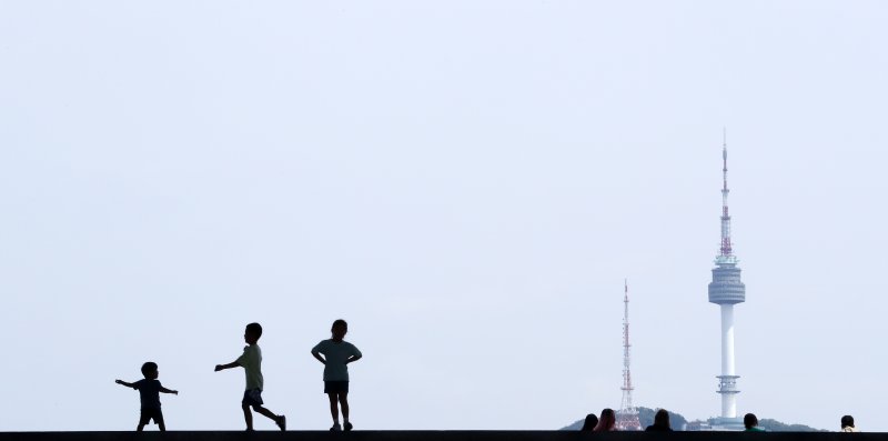 26일 서울 용산구 국립중앙박물관을 찾은 시민들이 파란 하늘 밑에서 휴식을 취하고 있다. 2023.5.36/뉴스1 ⓒ News1 이동해 기자