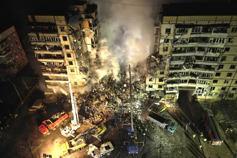 [드니프로=AP/뉴시스] 지난 1월14일 우크라이나 중부 도시 드니프로에서 러시아군의 로켓 공격으로 아파트 건물이 파괴돼 구조대가 잔해에 매몰된 주민들을 구조하고 있다. 아파트 주민 40명이 사망했다. 2023.01.15.