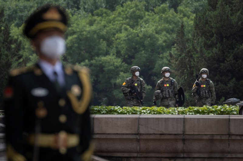 중국이 최근 외국 기업에 대한 압박을 강화하는 가운데 중국판 블룸버그 터미널인 '윈드'에서도 외국인 사용자들의 정보접근이 제한되고, 외국 싱크탱크 등은 회원갱신도 안되는 것으로 나타났다. 26일 베이징 인민대회당 앞을 무장 경찰들이 지키고 있다. 로이터뉴스1