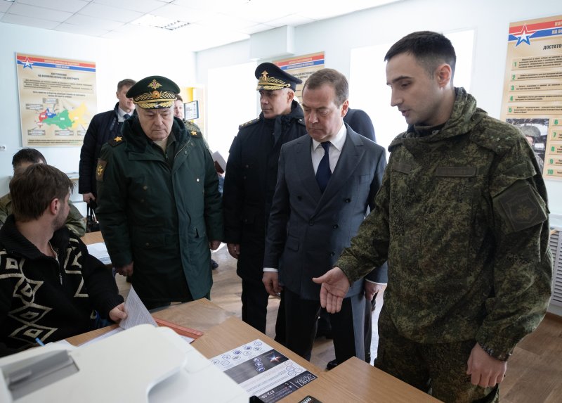 [상트페테르부르크=AP/뉴시스] 드미트리 메드베데프(오른쪽 두 번째) 러시아 국가안보회의 부의장이 16일(현지시간) 레닌그라드주에 있는 징병사무소를 방문해 둘러보고 있다. 2023.03.17