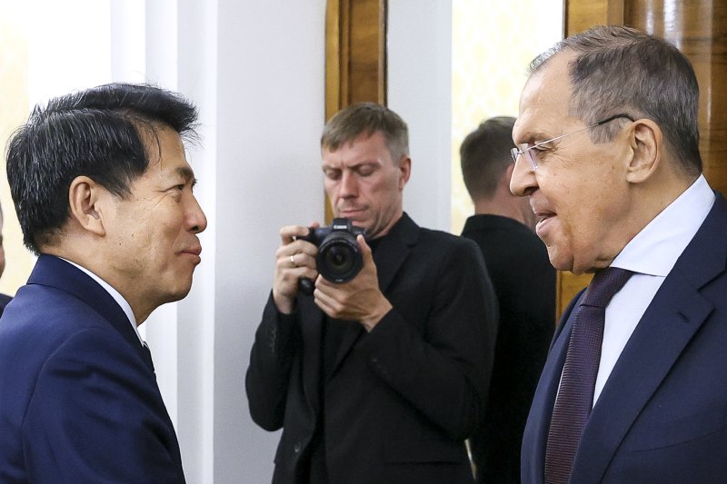 [모스크바=AP/뉴시스] 러시아를 방문한 리후이 중국 유라시아 사무 특별대표가 26일 모스크바에서 세르게이 라브로프 외무장관을 만나 회담에 들어가기 전 악수를 나누고 있다. 2023.05.27