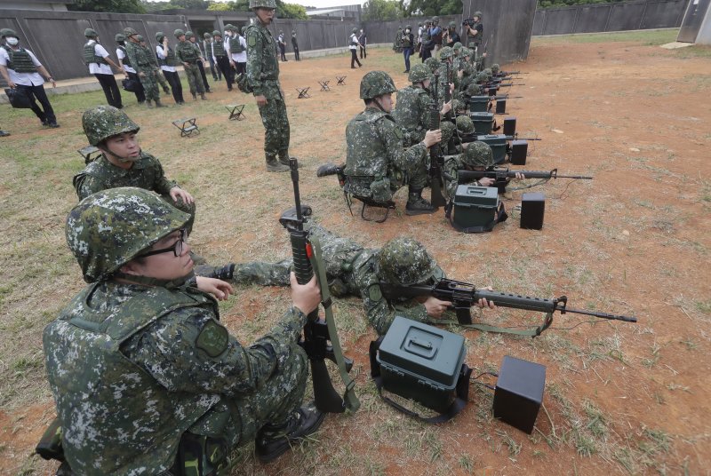 [타오위안=AP/뉴시스] 11일 대만 북부 타오위안 군기지에서 예비군들이 군사훈련을 하고 있다. 이날 훈련장에는 차이잉원 총통이 방문해 훈련하는 모습을 참관하기도 했다. 2023.05.11.