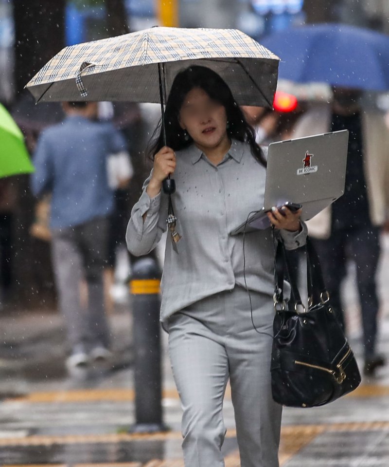 [서울=뉴시스] 정병혁 기자 = 비가 내린 지난 18일 오후 서울 중구 서울로7017 인근에서 우산을 쓴 시민이 이동하고 있다. 2023.05.18. jhope@newsis.com