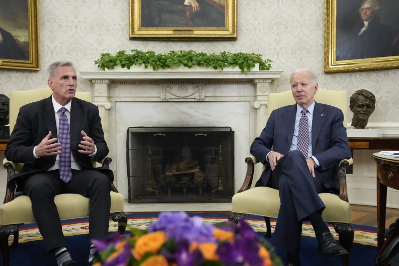 [워싱턴=AP/뉴시스] 조 바이든(오른쪽) 미국 대통령과 케빈 매카시 하원의장이 22일(현지시각) 백악관 집무실에서 연방정부 부채한도를 논의하고 있다. 2023.05.23.