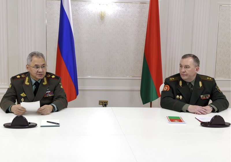 [민스크(벨라루스)=AP/뉴시스]세르게이 쇼이구 러시아 국방장관(왼쪽)과 빅토르 크레닌 벨라루스 국방장관이 25일 민스크에서 언론에 회담 결과를 설명하고 있다. 러시아와 벨라루스는 이날 벨라루스에 러시아 핵무기 배치 절차를 공식화하는 협정에 서명했다. 2023.05.25