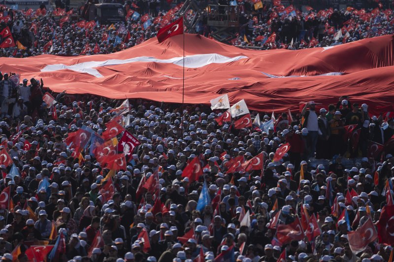 [이스탄불=AP/뉴시스] 레제프 타이이프 에르도안 대통령의 지지자들이 7일(현지시각) 튀르키예 이스탄불에서 열린 그의 선거 유세에 참석해 환호하고 있다. 2023.05.26.