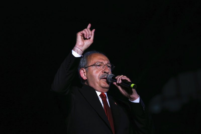 [앙카라=AP/뉴시스] 레제프 타이이프 에르도안 대통령의 대항마로 불리는 공화인민당(CHP) 케말 클르츠다로을루 대표가 지난 지난 12일 튀르키예 수도 앙카라 선거유세에서 연설하고 있다. 2023.05.26.